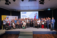 Gruppenfoto aller Siegerprojekte bei Vorbild Barrierefreiheit 2024 mit Landesrat Ludwig Schleritzko, Landesrätin Christiane Teschl-Hofmeister, Kultur.Region.Niederösterreich-Geschäftsführer Martin Lammerhuber, BhW Geschäftsführerin Therese Reinel, den Moderatoren und Jurymitgliedern