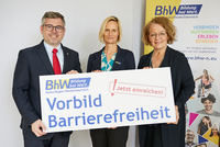 Gruppenbild, Landesrat Ludwig Schleritzko, BhW Geschäftsführerin Therese Reinel und Landesrätin Christiane Teschl-Hofmeister stehen vor einem BhW_Rollup und halten ein Schild hoch, auf dem steht: Vorbild Barrierefreiheit - Jetzt einreichen!