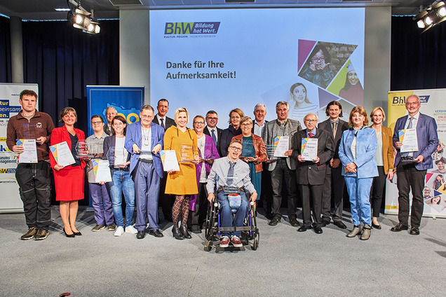 Gruppenbild der Gewinner und Gewinnerinnen vom Preis "Vorbild Barrierefrei 2022"