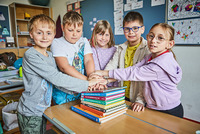 Schülerinnen und Schüler der VS Pöchlarn freuen sich über den Lesepass