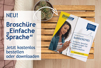 Die Broschüre "Einfache Sprache" liegt auf einem Holztischchen, das neben einem weißen Sofa steht. Ein Kaktus steht daneben. Es wurde die Schrift eingefügt: NEU! Broschüre „Einfache  Sprache“ Jetzt kostenlos  bestellen  oder downloaden 
