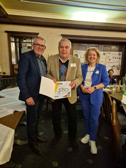 Christian Hoffmann und Bettina Rausch-Amon flankieren Johann Stippl, der seine Ehrungsurkunde in der Hand hält. 