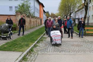 Die Gemeindebegehung des BhWs - mit Kinderwagen und Rollstuhl durch die Gemeinde