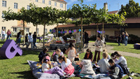 Lesende Kinder beim Riesen-Lesepicknick