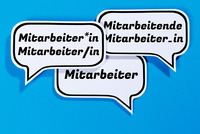 Drei Sprechblasen mit verschieden gegenderten Varianten des Wortes „Mitarbeiter“