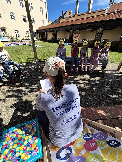 Eine Geschichte wird vorgelesen, Vorschulkinder hören zu