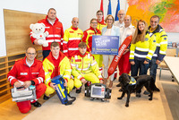 Gruppenbild mit Rotkreuz Mitarbeiter/innen und Landeshauptfrau Johanna Mikl-Leitner