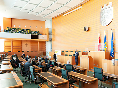 Im Landtagssitzungssaal: Landtagspräsident Karl Wilfing informiert darüber, wie und zu welchen Themen die Landtagssitzungen ablaufen. 