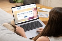 Das Bild zeigt eine Frau mit einem Laptop. Auf dem Bildschirm des Laptops ist die Startseite von www.bildungsangebote.at zu sehen, der neuen Bildungsdatenbank für Niederösterreich.