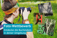 Im Hintergrund ist ein foto mit einer jungen Frau die gerade mit ihrer Spiegelreflexkamera in der Natur fotografiert. Daneben sind noch Bilder von Gegenständen die aussehen wie Buchstaben.