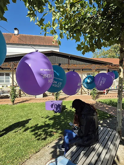 Der Alumnatsgarten geschmückt mit bunten Luftballons
