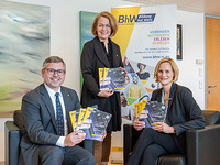 Gruppenbild mit Landesrat Ludwig Schleritzko, Landesrätin Christiane Teschl-Hofmeister und BhW Geschäftsführerin Therese Reinel. Sie halten mehrere Exemplare der neuen Broschüre in der Hand. 