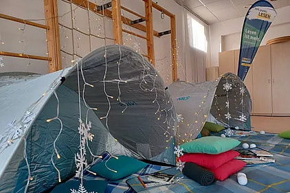 Die Materialien des Winter-Lesepicknicks aufgebaut