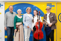 Landeshauptfrau Johanna Mikl-Leitner (Mitte) mit Andreas Rathmanner vom Kulturzug Kamptalbahn, Christine Dworschak vom Szenarium Araburg, Musikschülerin Annalena Dürauer sowie Franz Schönauer von der Fiatamusi (v.l.n.r.). Foto: Gerald Lechner