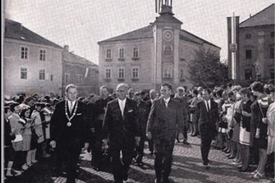 schwarz-weiß Aufnahme von Menschen vor der Ybbser Kirche