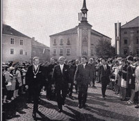 schwarz-weiß Aufnahme von Menschen vor der Ybbser Kirche