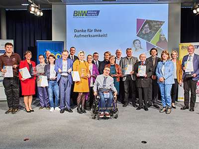 Gruppenbild der Gewinner und Gewinnerinnen vom Preis "Vorbild Barrierefrei 2022"