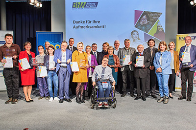 Gruppenbild der Gewinner und Gewinnerinnen vom Preis "Vorbild Barrierefrei 2022"