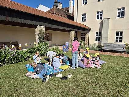 Kinder beim selbstständigen Beschäftigen mit den Büchern