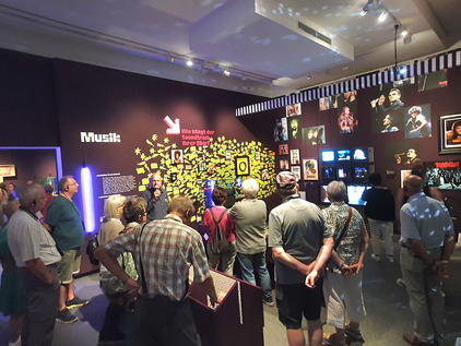 Menschen in der 80er Jahre Ausstellung auf der Schallaburg