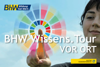 Im Hintergrund sieht man eine junge Frau die auf einen Regenbogenfarbenen Kreis in der Luft tippt. Dieser Kreis beinhaltet die Farben der „17 Zielen für nachhaltige Entwicklung (SDGs)“. Oben links ist das BhW Logo, unten rechts das Kultur Niederösterreich-Logo und in der Mitte steht der Text: "BHW Wissens.Tour vor Ort"