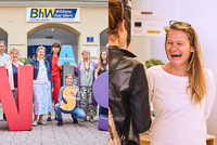 linkes Bild: Die Lernbegleiterinnen und Lernbegleiter der Basisbildung stehen vor dem Haus Linzerstraße 7. Davor stehen noch zwei sehr große Buchstaben aus Schaumstoff. Ein großes "W" in rot und ein großes "S" in lila.  Einige Personen halten auch kleinere Buchstaben in den Händen. rechtes Biild: Beratungssituation bei einer Messe. Bildungsberaterin Andrea Hintermayer unterhält sich fröhlich mit einer Kundin.
