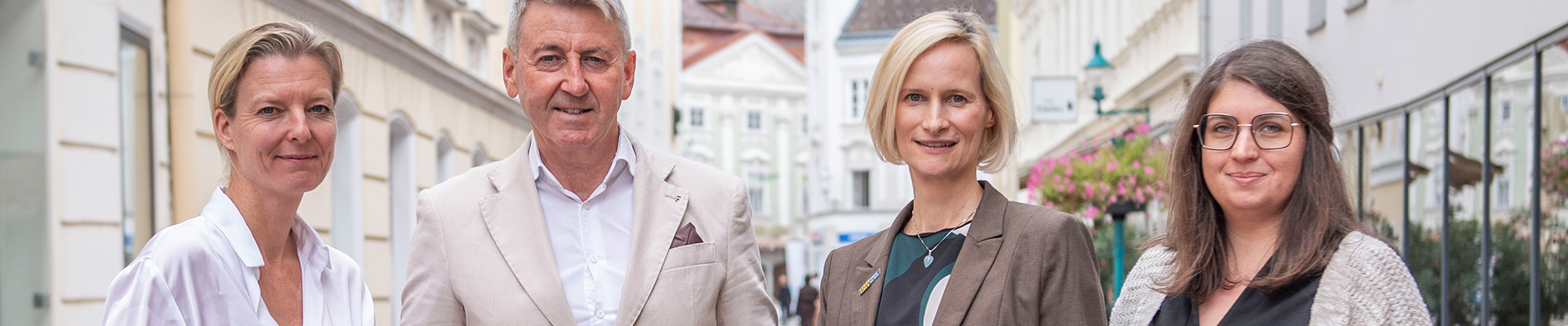 Auf dem Foto sind zu sehen: Geschäftsführerin des Burgenländischen Bildungswerks Judith Tscheppe, kabelplus-Geschäftsführer Wolfgang Schäffer, Geschäftsführerin des BhW Niederösterreich Therese Reinel und Smartphone-Trainerin Julia Hentschel. Sie alle halten eine Tafel mit der Aufschrift „Jetzt kenn i mi aus! – Für alle, die digital mehr wissen wollen“ zur Bewerbung von gemeinsam durchgeführten Online-Workshops zu Computer- und Smartphone-Themen.