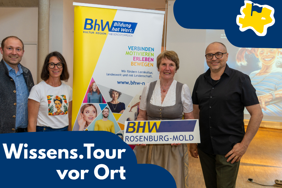 Museumskustos Hans-Peter Trimmel, Horns Kulturstadträtin Barbara Stark, BHW-Obfrau Margit Pichler und Referent Dir. Gottfried Gusenbauer stehen vor einem BhW Roll-Up und einer Präsentation vom Karikaturmuseum Krems zu sehen
