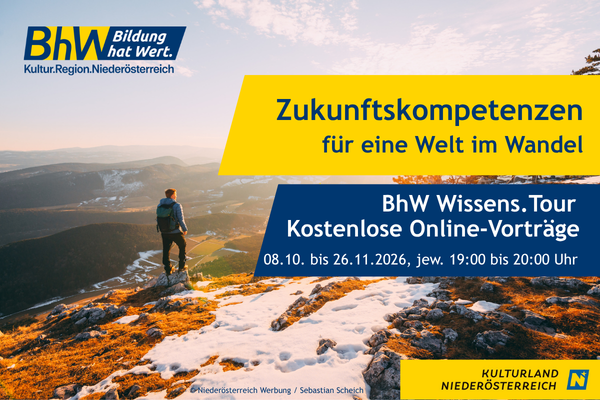 Ein Wanderer steht auf einem schneebedeckten Berg. Die Sonne scheint.