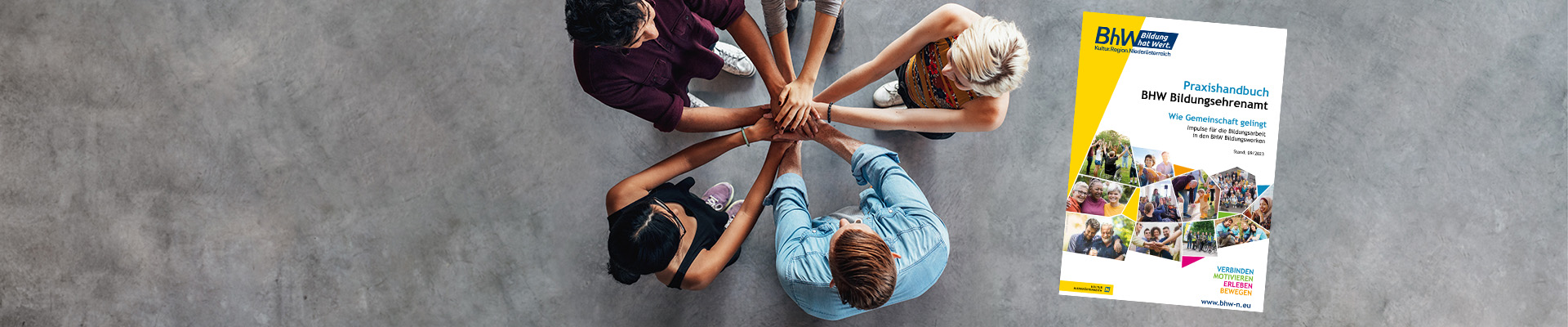 Das Bild zeigt eine Gemeinschaft von Menschen, die im Kreis stehen und ihre Hände ineinander verschränkt halten. Daneben ist das Titelbild des neuen Praxishandbuchs Bildungsehrenamt zu sehen.