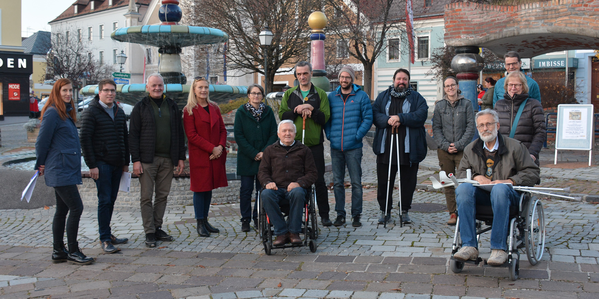 Gruppenbild mit Teilnehmerinnen und Teilnehmern bei der Gemeindebegehung in der Stadt Zwettl. Die Gemeindebegehung ist ein buchbares Angebot des Projektes BhW barrierefrei. 