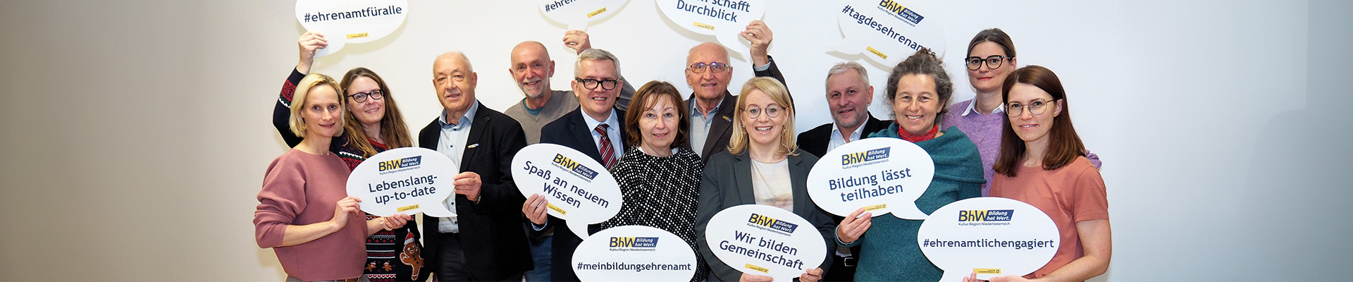 Gruppenbild mit BHW Vorstand und Support Ehrenamt Team. Die Personen halten große Sprechblasen in die Höhe mit einigen Schlagworten zum Tag des Ehrenamtes.